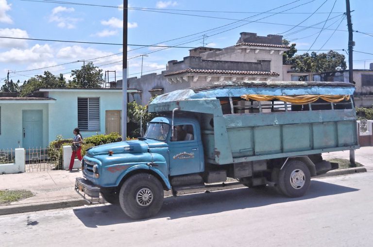 Bus - Cuba _ ClaudeVoyage _ Flickr_1690569236784